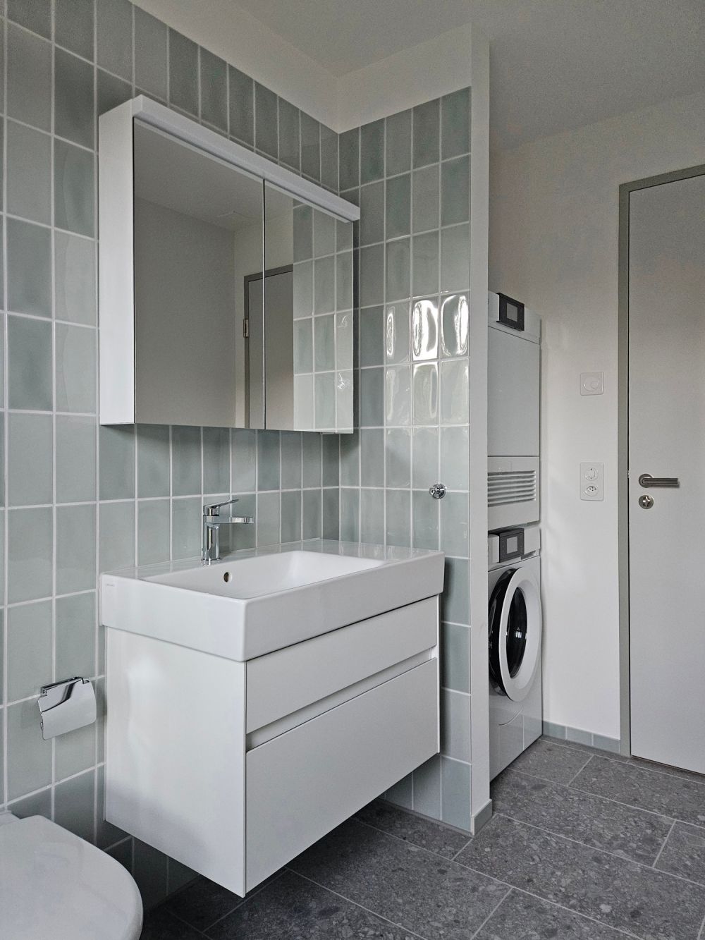 Erstvermietung - attraktiv Wohnen mit herrlicher Aussicht - Bad mit  WC, Lavabao mit Unterbau und Waschmaschine / Tumbler
