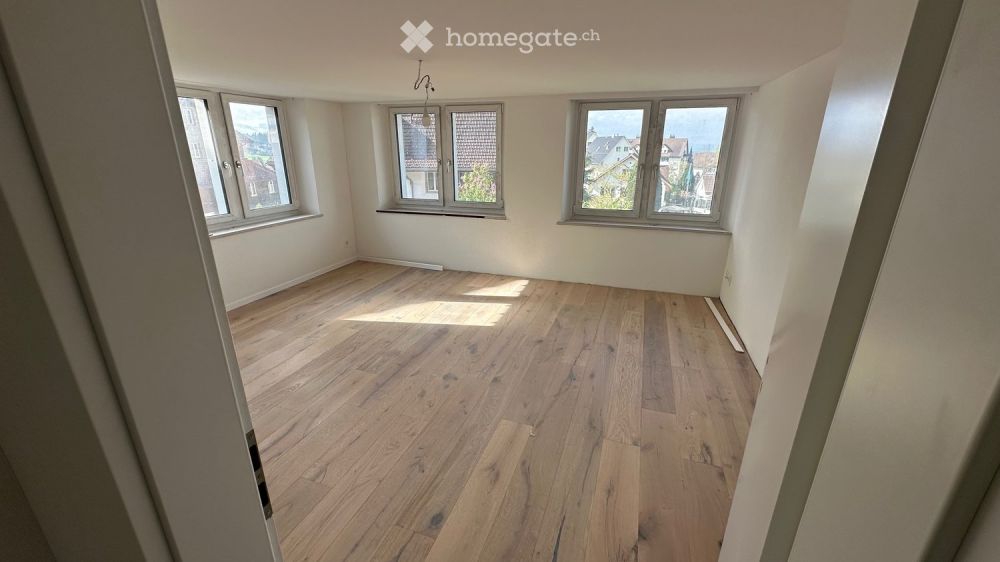 Altes renoviertes Schulhaus in Adetswil. Traumhafter 6.5-Zimmer-Hausteil an ruhiger Lage - Bild 2