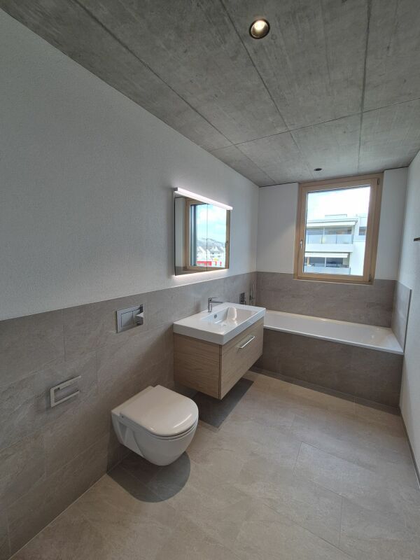 Erstbezug - 4.5 Zimmer im 2. Obergeschoss mit grossem Balkon - Bad