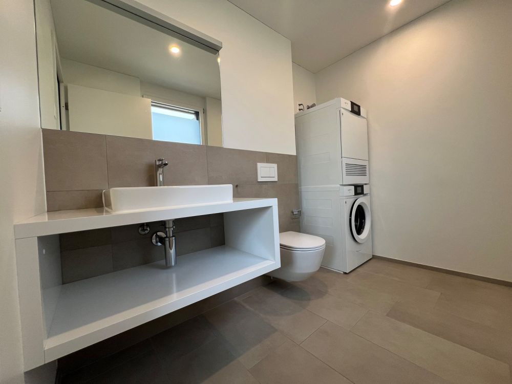 Moderne 3.5-Zimmer-Wohnung im Erdgeschoss - Badezimmer