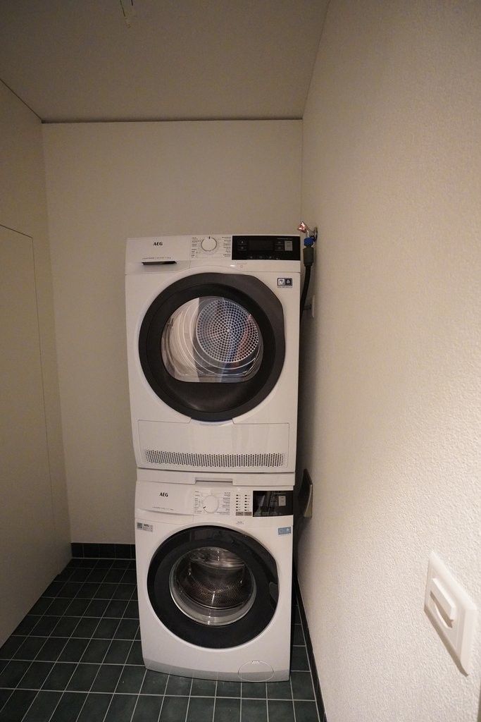 ERSTVERMIETUNG - modern und urban - 3.5-Zi.-Wohnung - Reduit mit Waschturm