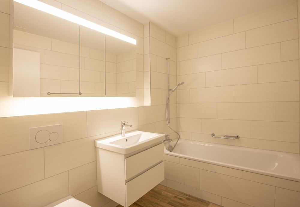 Grosszügige, helle Wohnung mit Balkon und eigener Waschküche - Badezimmer