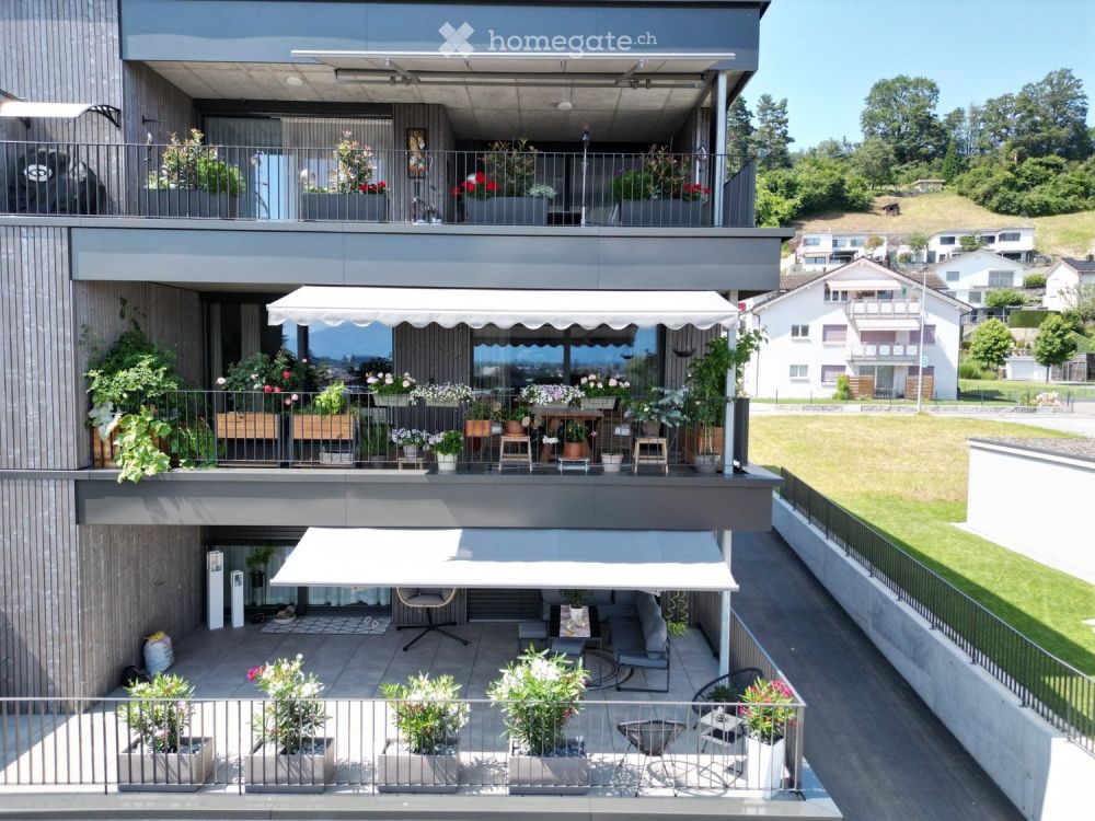Grosszügige 4.5 Zimmer WHG mit grossem Balkon und Aussicht - Bild 1