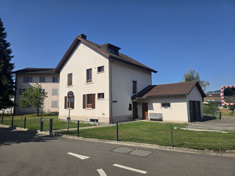 ERSTVERMIETUNG - Gemütliche 3-Zimmerwohnung mit grosser Terrasse und Gartenanteil - Bild 1