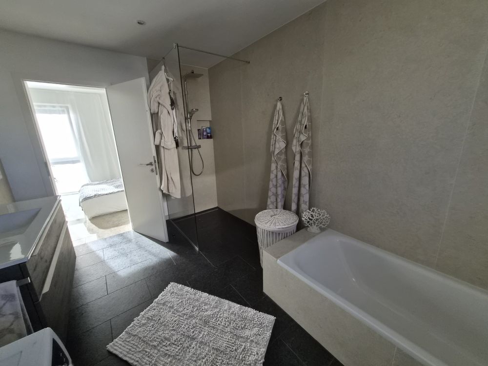 Wunderschöne, Sonnenverwöhnte, neue 2,5 Zi.Wohnung, grosse Terrasse, WM/Tumbler, Granitböden uvm. - Bild 9
