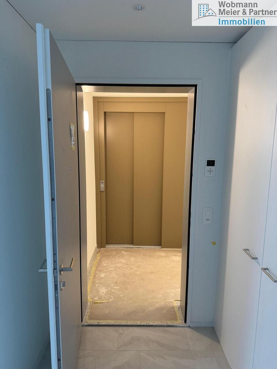 Erstbezug 2026 - Exklusive 3.5-Zimmer-Attikawohnung mit zwei Terrassen - Eingangstüre mit direktem Liftzugang