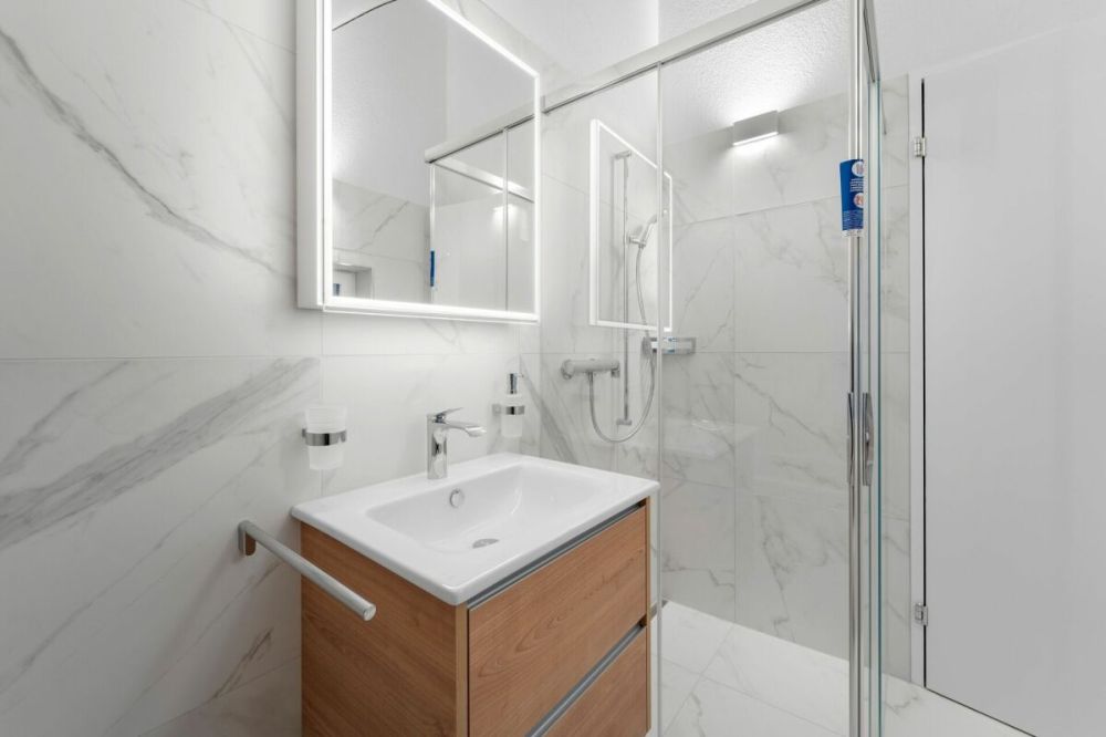 Erstbezug 5,5 Zimmer-Doppeleinfamilienhaus - Bad mit Dusche