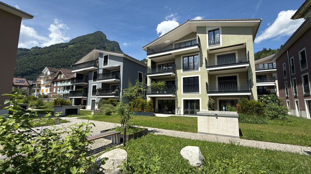 Helle, neue luxuriöse 3½ Zimmer Wohnung (E7) im DG mit grossem Balkon - Bild 1