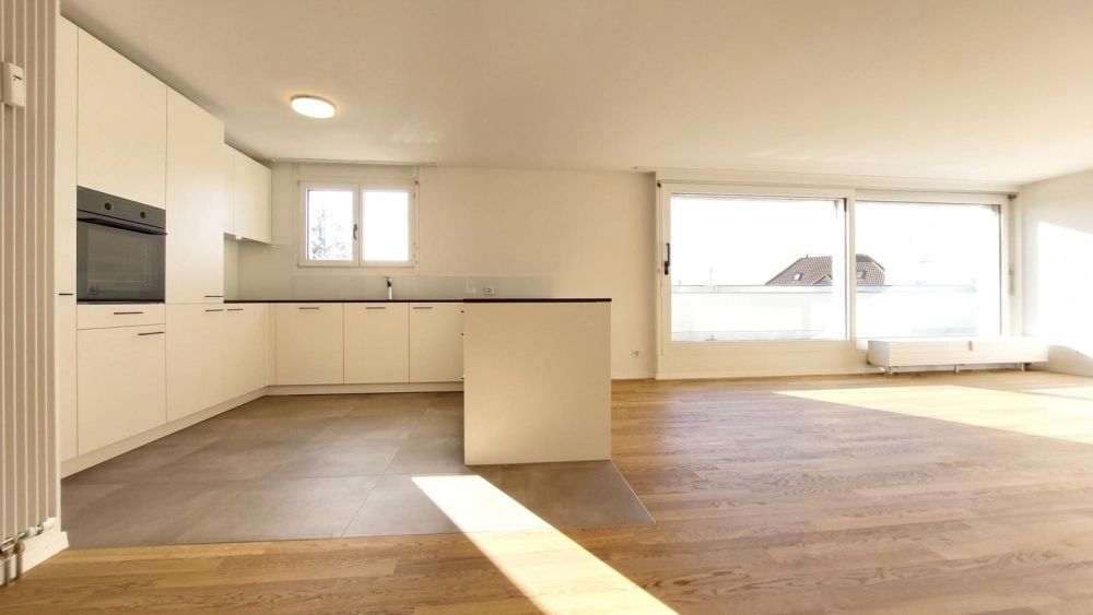 Erstvermietung im Herzen von Lyss - Küche / Wohnzimmer