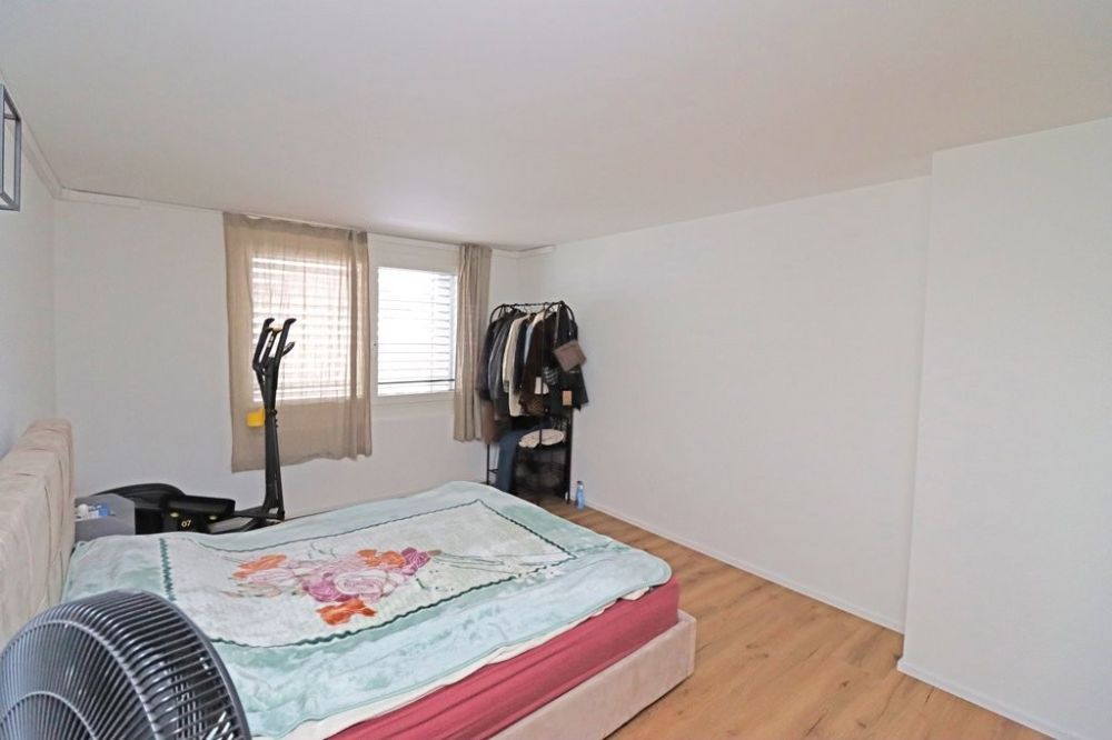 Moderne 3.5-Zimmer-Wohnung an zentraler Lage in Rüti - Zimmer_1.jpg