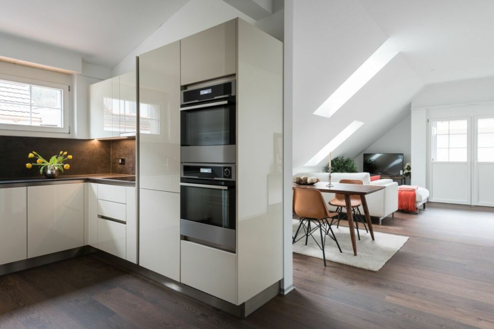 Moderne Dachwohnung mit Neubaucharakter - Bild 1