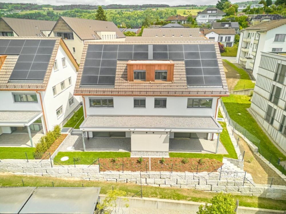 6 1/2-Zimmer-Doppeleinfamilienhaus mit nutzbarer Landfläche - Bild 1