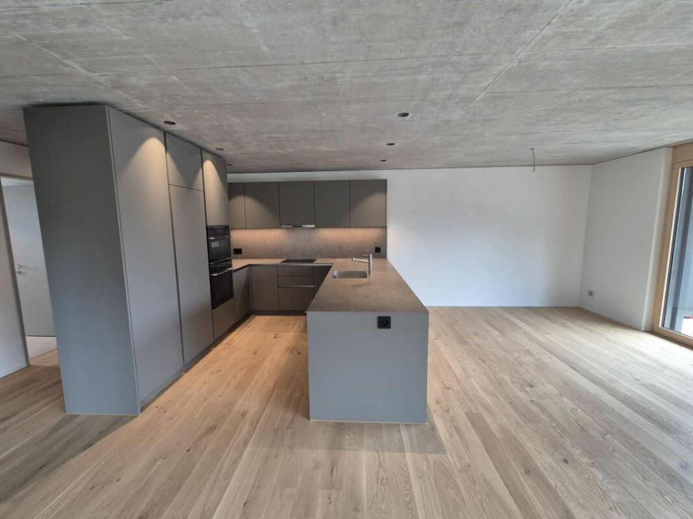 Erstbezug - 4.5 Zimmer im 2. Obergeschoss mit grossem Balkon - Küche - Esszimmer