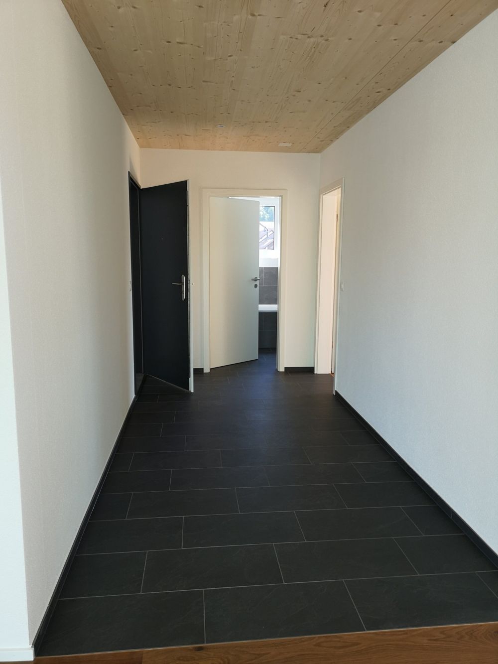 Moderne 3.5-Zimmer-Wohnung mit Terrasse und Aussicht - Bild 2