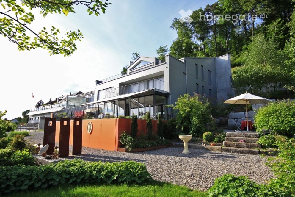 Luxuriöse 3,5 Zimmer Attika-Wohnung in 3-Familienhaus an sonniger Südhanglage - Haus Rosenweg 5