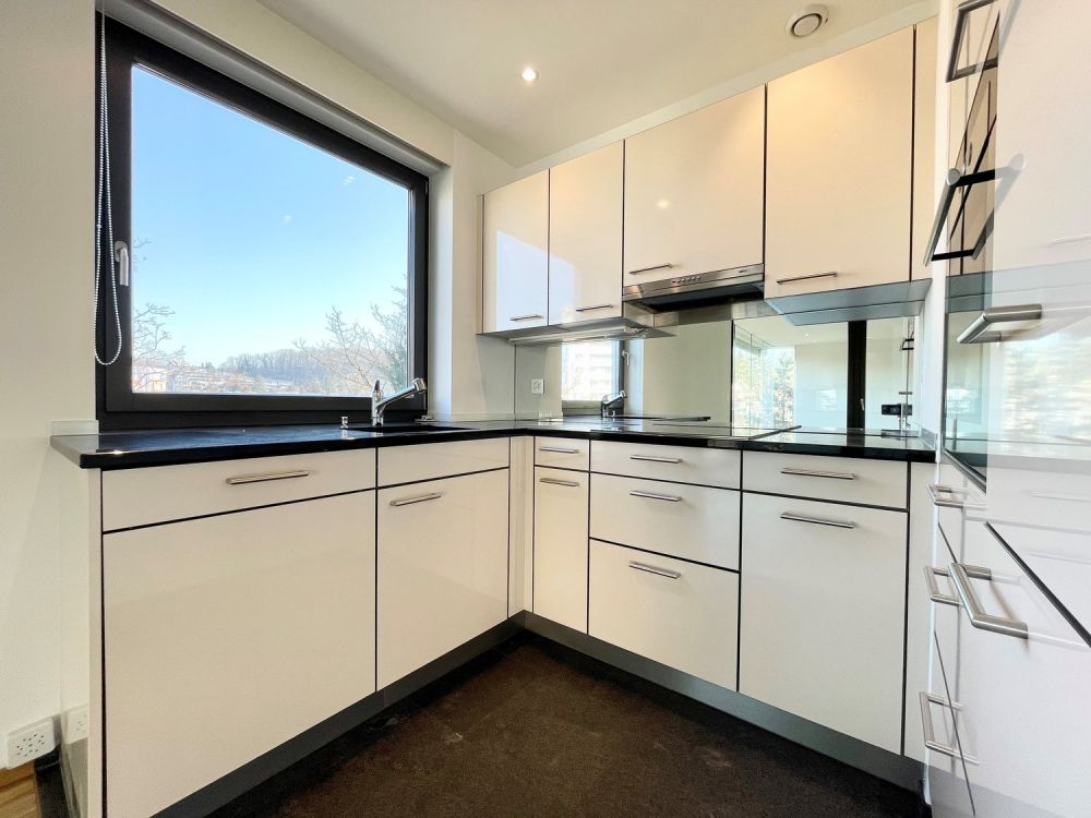 Rooftop! Helle Wohnung mit rieser Dachterrasse an zentraler Lage! - L2131-122 Küche 1