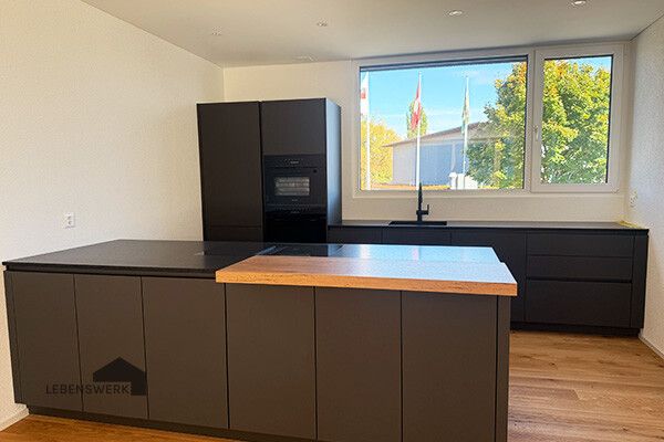 Wo Kinder lachen und Eltern ankommen. Ein Zuhause mit Maisonette-Chara - Moderne Küche mit viel Tageslicht