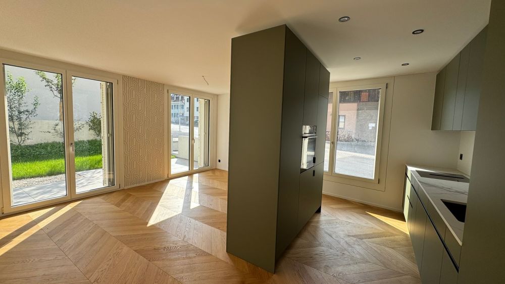 2.5-Zimmer-Wohnung mit grossem Sitzplatz in attraktivem Neubau - Bild 3