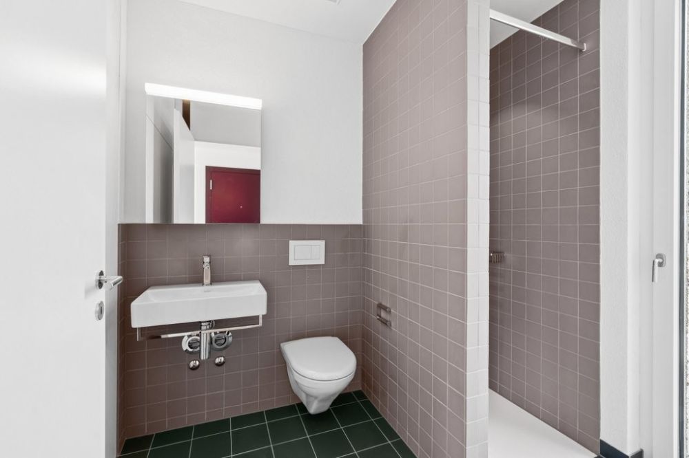 Attraktive und charmante Neubauwohnung mit Sitzplatz an bester Lage - Dusche u. WC