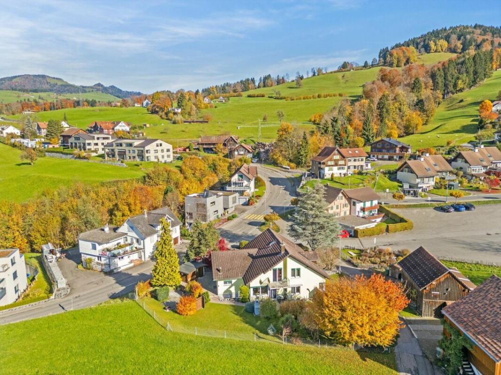 Befristetes Mietverhältnis: Einfamilienhaus mit attraktivem Grundriss, viel Platz und vielseitigem Aussenbereich - Bild 1