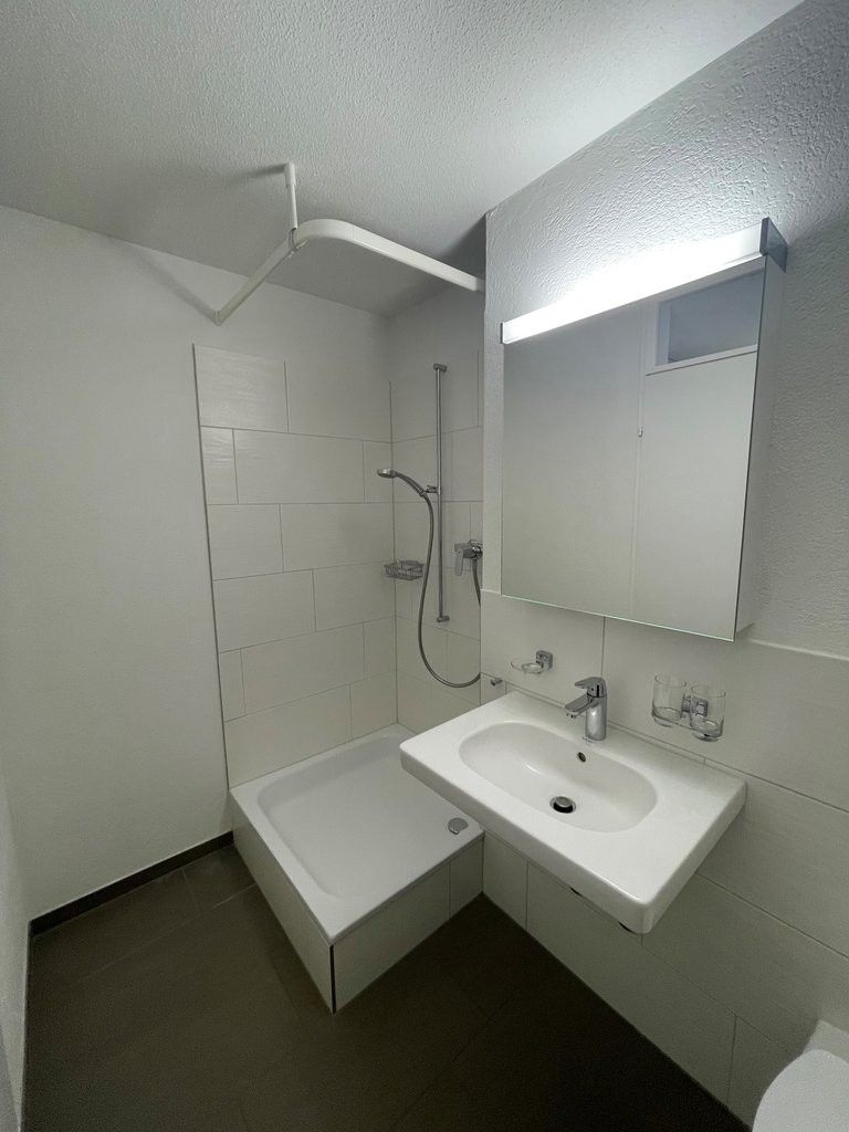 Ihre neue Wohnung mit Aussicht auf das Rheinfallbecken! - Dusche.jpg