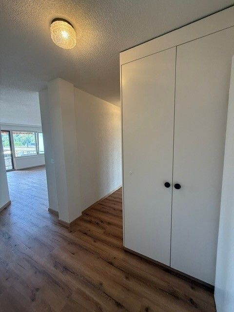 Erstvermietung: Stilvolle, hochwertige Wohnung neu bezugsbereit! - Vorplatz mit Einbauschrank.png