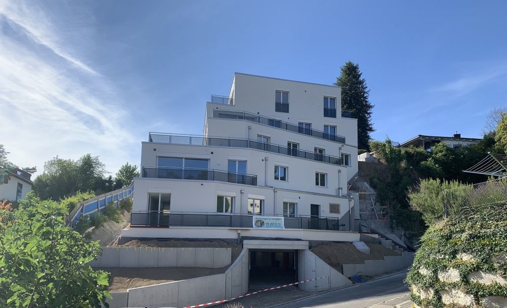 Moderne neue Attikawohnung an attraktiver Hanglage von Glattfelden – Wohnen im Grünen mit Komfort - Bild 1