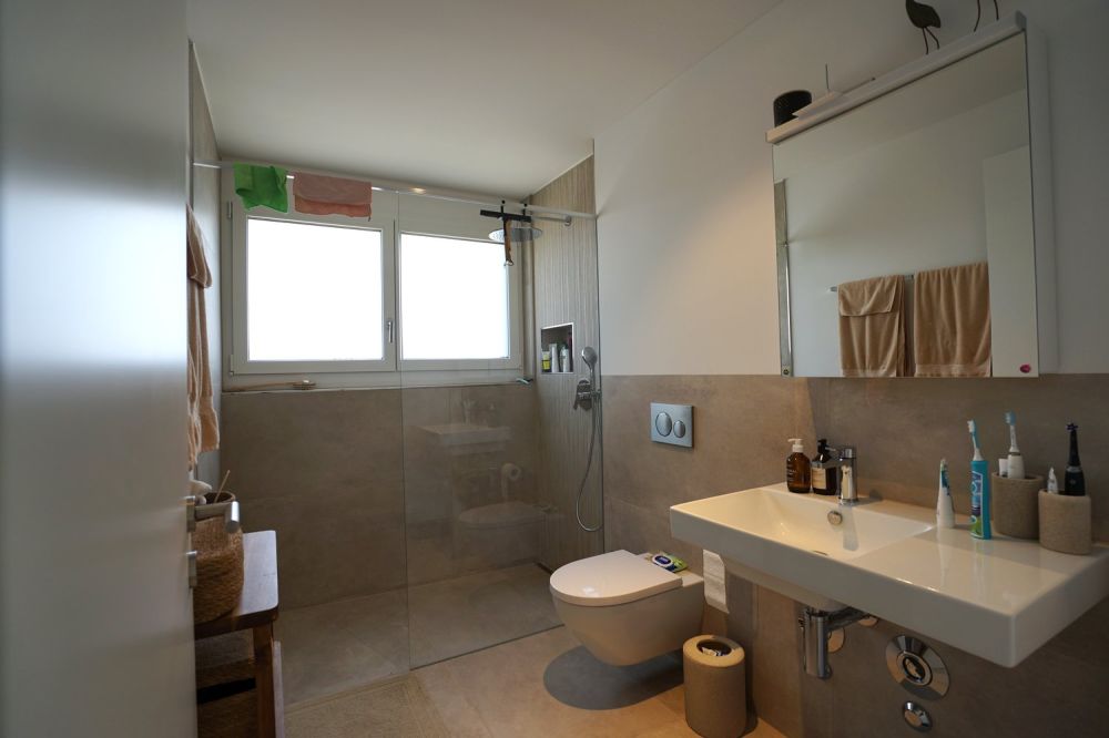 Neubauwohnung mit Gartensitzplatz, zwei Balkonen und traumhafter Seesicht - Bild 5