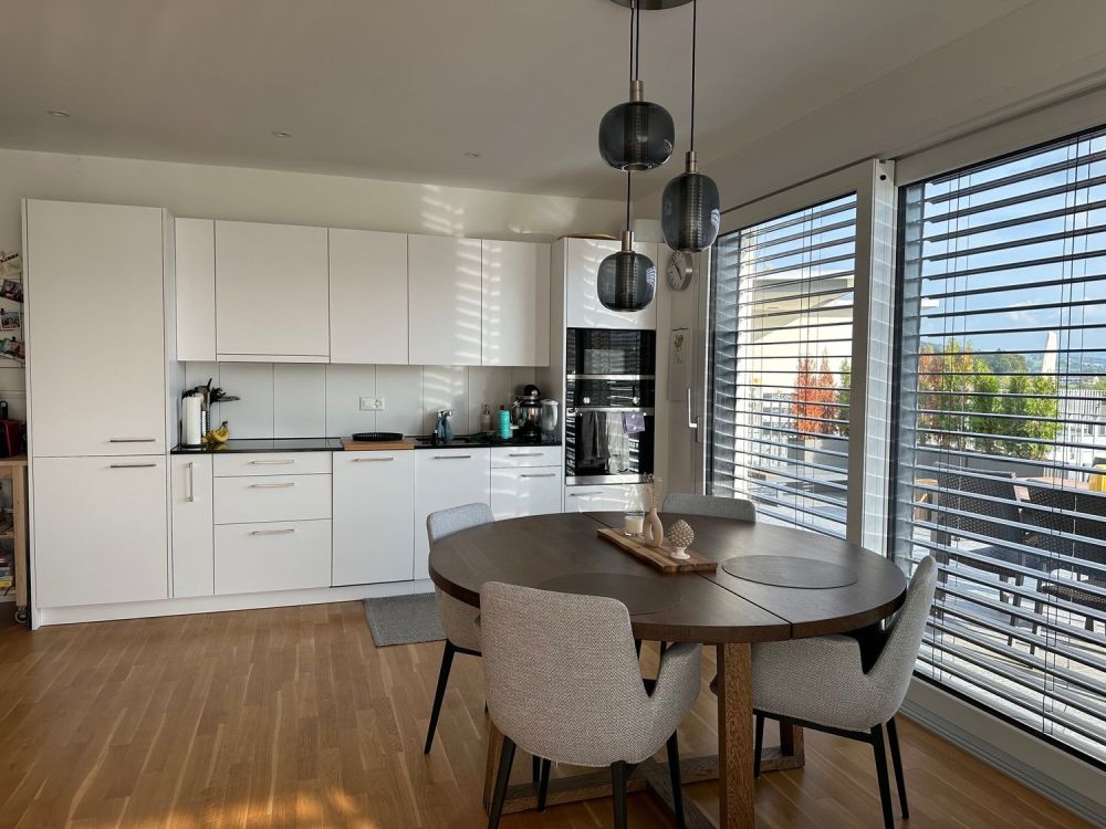 Moderne 4.5-Zimmer-Dachwohnung mit Aussicht in Seon - Bild 1