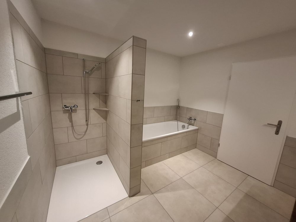 Vermietung von neuer, moderner 3.5 Zimmerwohnung an Südhanglage mit Blick ins Grüne. - Badezimmer