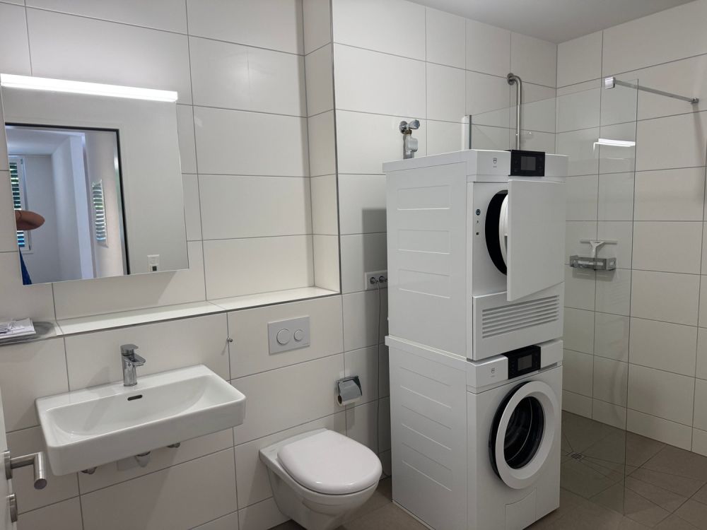 Zentralgelegene, moderne 2.5 Zimmerwohnung im EG in Pfeffingen - Dusche und WC