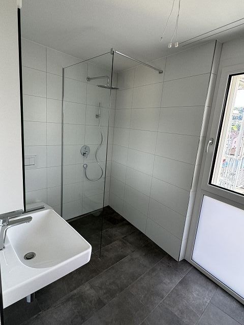 Attikawohnung mit sonnigem Balkon - Badezimmer