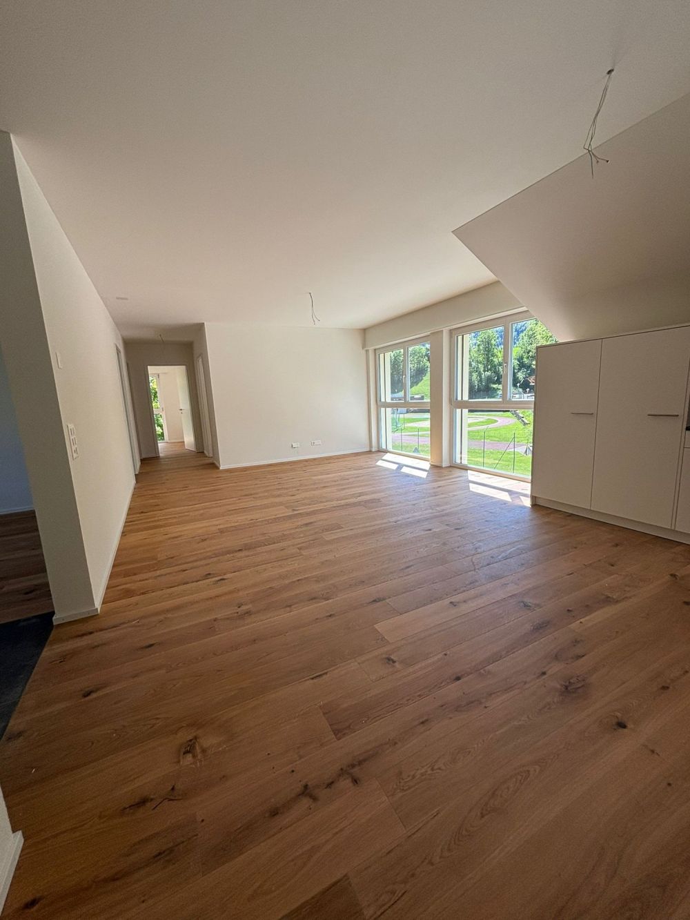 Appartement neuf lumineux et moderne de 4 pièces avec balcon, parking et carport inclus - Bild 10