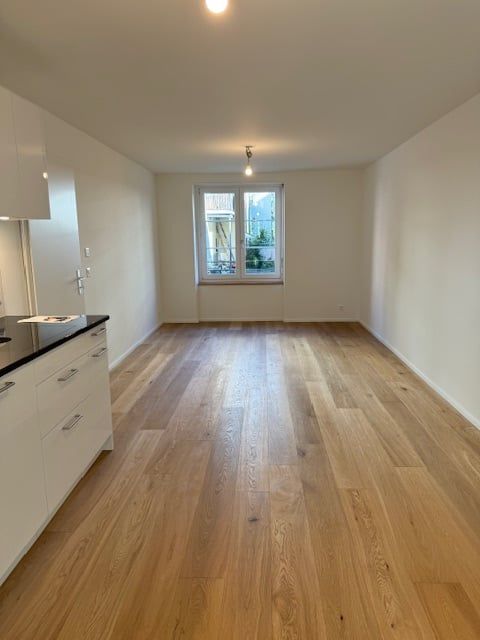 Ab 1.4.2026 -  Wunderschöne 2.5 Zi Wohnung W2, lauschiger Balkon - Bild 2