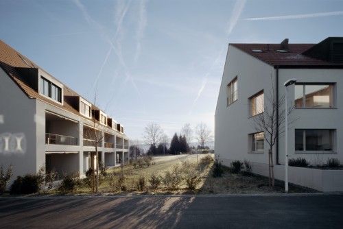 Grosszügige und hochwertige Gartenwohnung in naturnaher Umgebung - Fassade 2