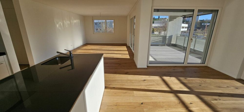 Moderne 4.5-Zimmer-Wohnung mit zwei Badezimmern, grosser Loggia und hochwertigem Ausbaustandard - Bild 2