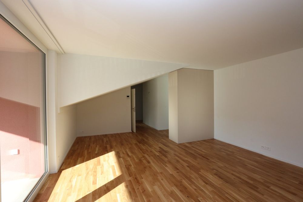 Helle 3.5-Zimmer-Dachgeschosswohnung (94 m²) - Wohnzimmer