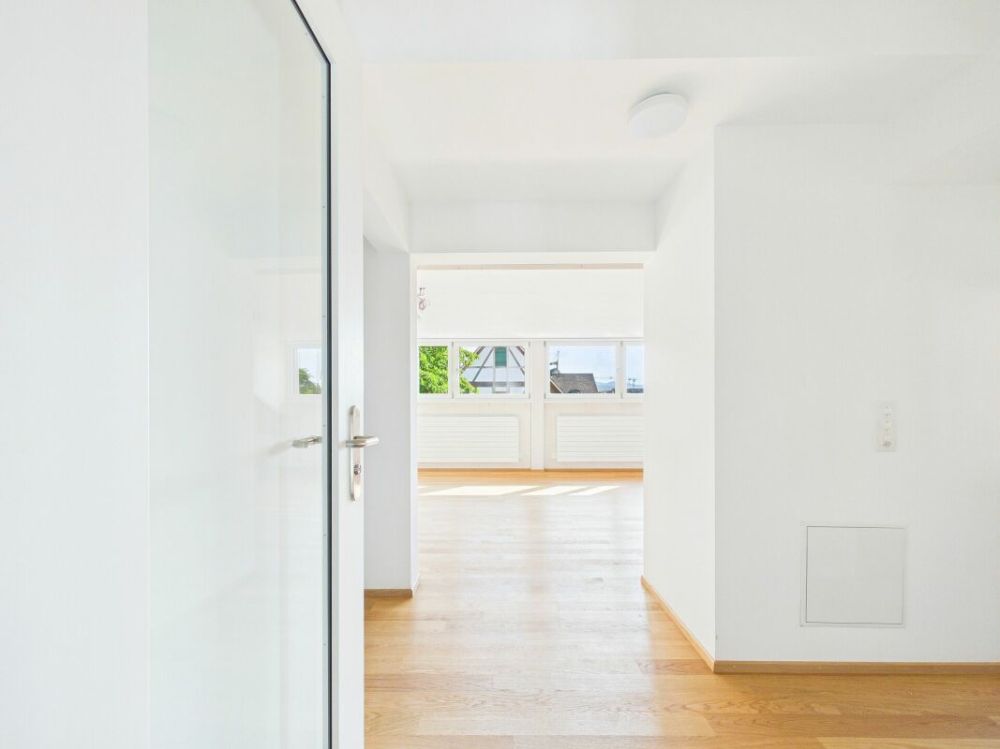Sehr grosszügige, lichtdurchflutete, frisch renovierte Dachwohnung - Bild 13