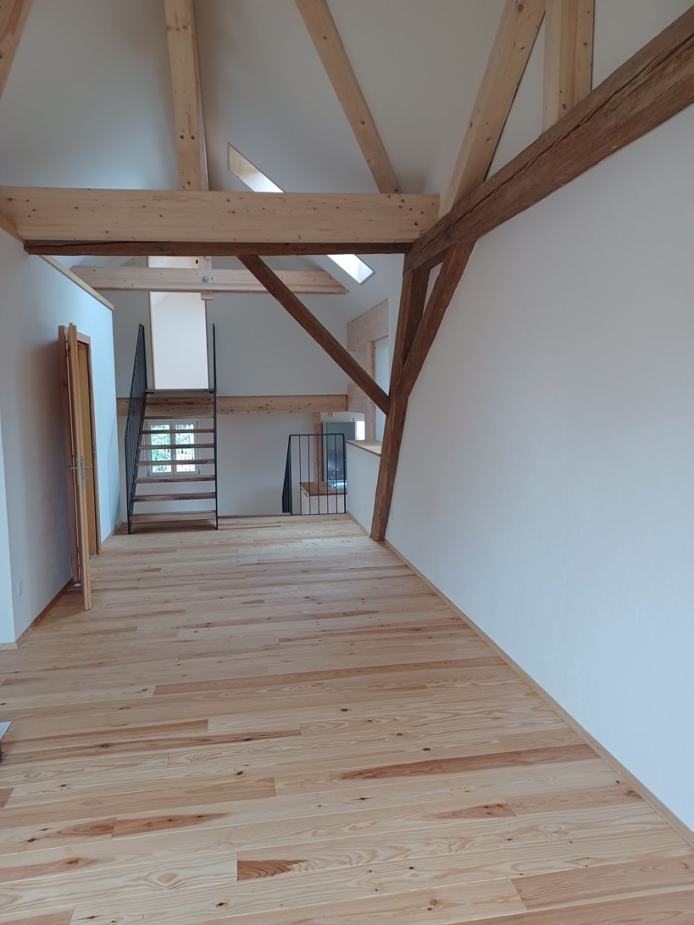 Großzügige Loft Wohnung - Türe links-> Bad, oben-> Zimmer, unten-> Eingang, Küche und Essen