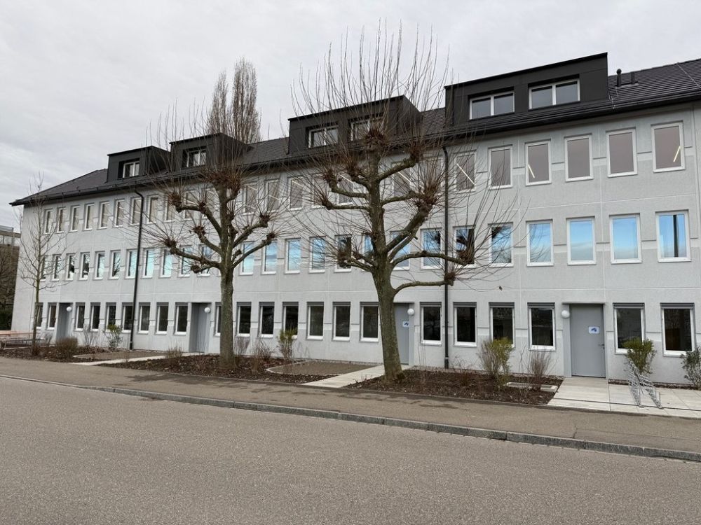 Helle Wohnung mit Gartensitzplatz und Waschturm nach Erstbezug - Aussenansicht