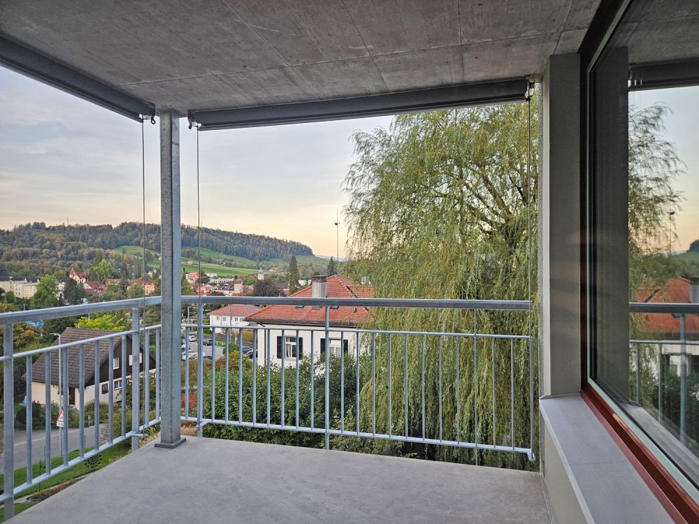 Erstvermietung - attraktiv Wohnen mit herrlicher Aussicht - Gedeckter Balkon mit schöner Aussich nach Südwesten