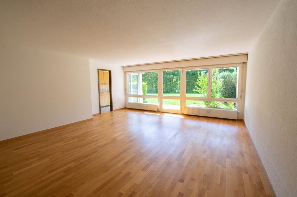 Befristete 4.5-Zimmer-Erdgeschosswohnung mit 2 Sitzplätzen - Wohnzimmer