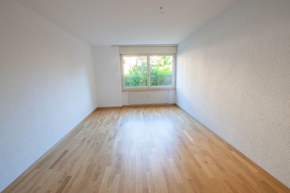 Befristete 4.5-Zimmer-Erdgeschosswohnung mit 2 Sitzplätzen - Zimmer