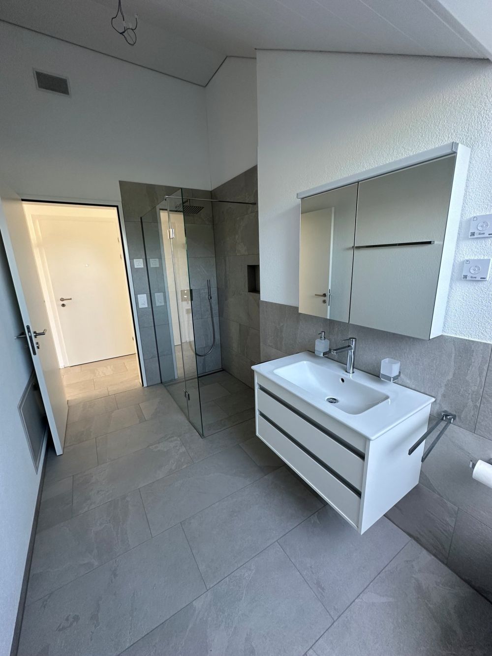 Moderne 4.5-Zimmer-Neubau-Attikawohnung mit Balkon in Reinach - Bild 9