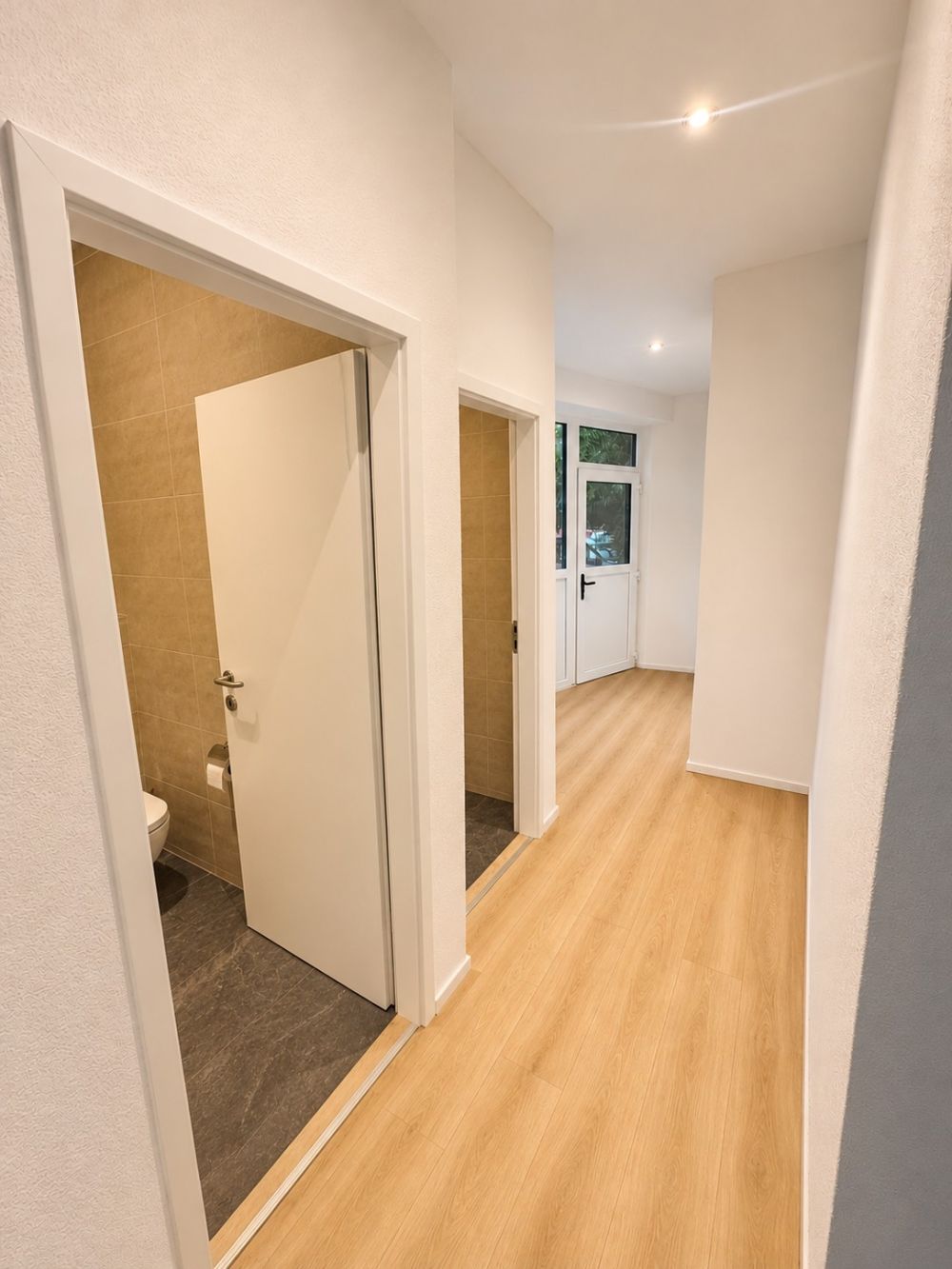 Helle, möblierte Einzelzimmer in frisch totalsanierter Wohnung - Bild 5