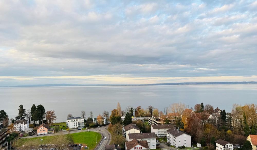 Einziehen und geniessen - Wohnen wo andere Ferien machen mit einmaliger Seesicht und Balkon - Bild 12