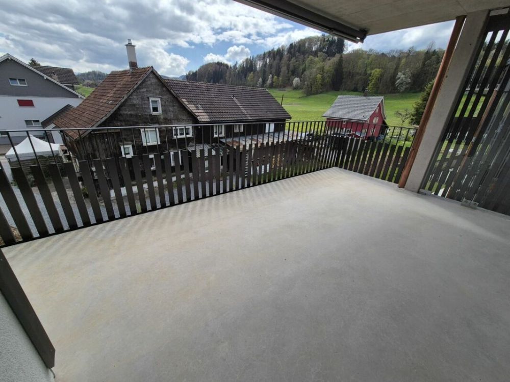 Erstbezug - 4.5 Zimmer im 2. Obergeschoss mit grossem Balkon - Balkon