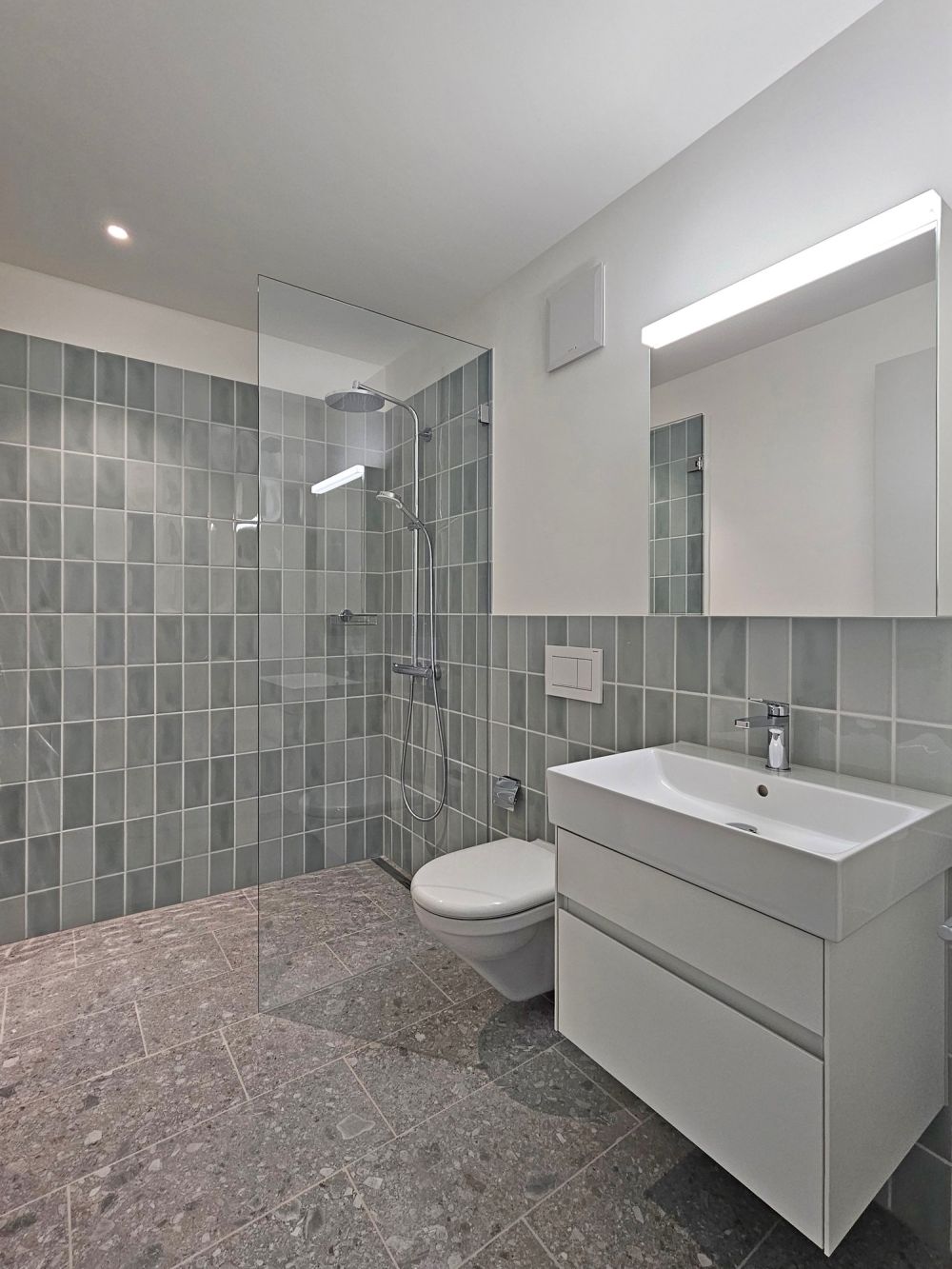 Erstvermietung - attraktiv Wohnen mit herrlicher Aussicht - Dusche, WC, Lavabo mit Unterbau
