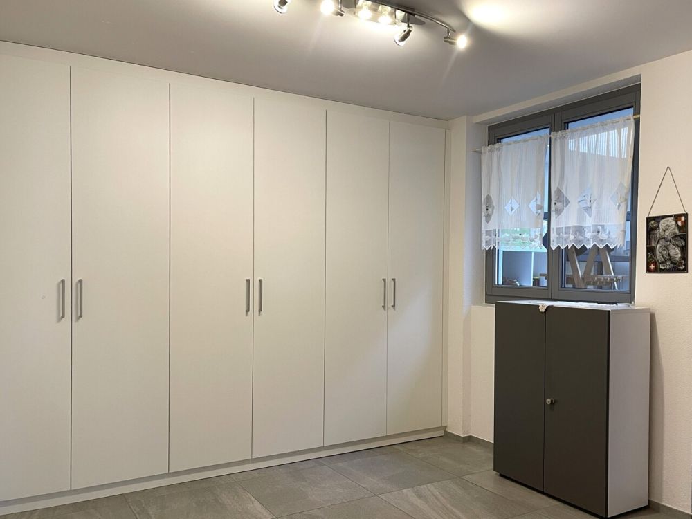 Helle 4½-Zi-Gartenwohnung mit Carport und Garten - Büro/ Schrankzimmer