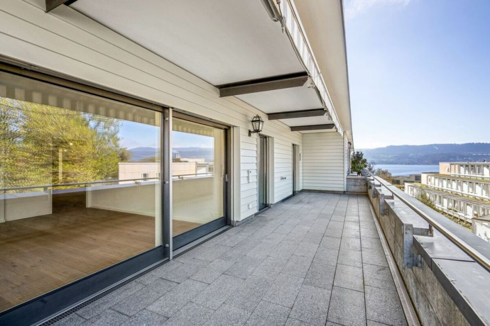 ERSTBEZUG NACH KOMPLETTSANIERUNG AN ZENTRALER LAGE IN MEILEN - ATTIKAWOHNUNG NAHE DEM ZÜRICHSEE - Bild 10